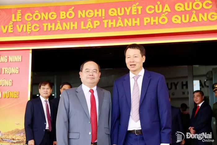 Đồng chí Vũ Hồng Văn, Ủy viên Trung ương Đảng, Bí thư Thành ủy, Trưởng đoàn Đại biểu Quốc hội thành phố Đồng Nai và đồng chí Quản Minh Cường, Ủy viên Trung ương Đảng, Bí thư Thành ủy, Trưởng đoàn Đại biểu Quốc hội thành phố Quảng Ninh chụp ảnh lưu niệm tại buổi lễ. Ảnh: CTV