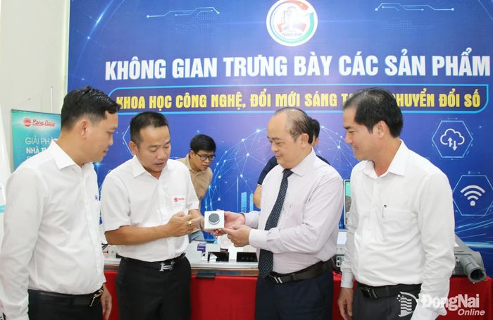 Phó Giám đốc Sở Khoa học và Công nghệ Võ Hoàng Khai tham quan không gian trưng bày, giới thiệu sản phẩm khoa học, công nghệ, đổi mới sáng tạo, chuyển đổi số tại điểm đổi mới sáng tạo phường Trảng Bom. Ảnh: Hải Quân