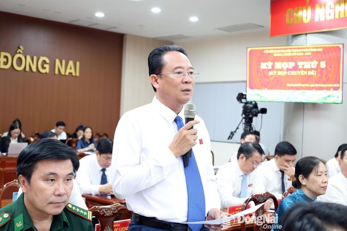 Đại biểu HĐND thành phố phát biểu thảo luận tại kỳ họp. Ảnh: Hồ Thảo