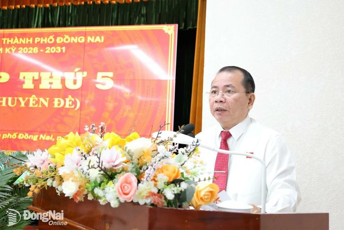 Trưởng ban Kinh tế - Ngân sách HĐND thành phố Huỳnh Việt Cường trình bày báo cáo thẩm tra tại kỳ họp. Ảnh: Hồ Thảo