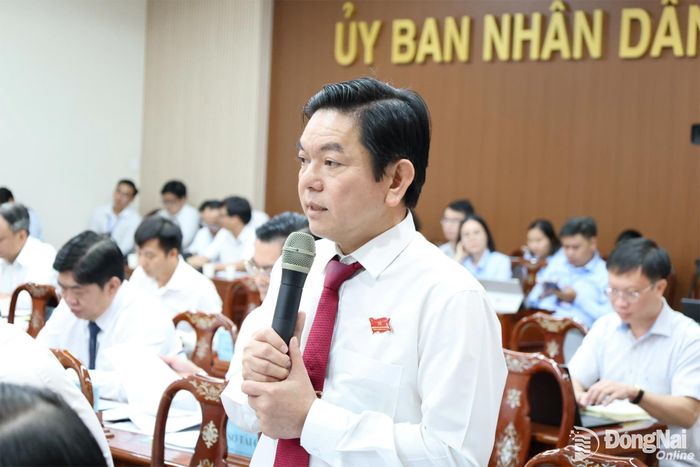 Đại biểu Nguyễn Kim Phước, Bí thư Đảng ủy, Chủ tịch HĐND xã Bình Minh phát biểu thảo luận. Ảnh: Hồ Thảo