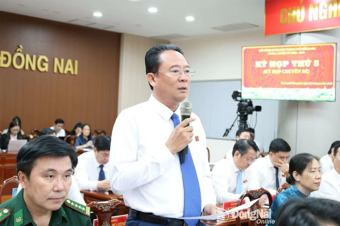 Đại biểu Lý Trọng Nhân, Thành ủy viên, Bí thư Đảng ủy, Chủ tịch HĐND xã Đa Kia phát biểu thảo luận. Ảnh: Hồ Thảo