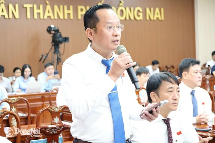 Đại biểu Nguyễn Minh Bình, Bí thư Đảng ủy phường Biên Hòa phát biểu thảo luận. Ảnh: Hồ Thảo