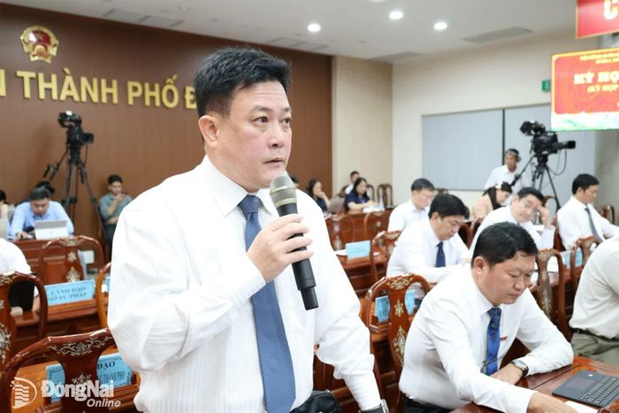Đại biểu Đặng Hà Giang, Thành ủy viên, Bí thư Đảng ủy, Chủ tịch HĐND xã Thiện Hưng phát biểu thảo luận. Ảnh: Hồ Thảo