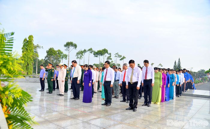 Lãnh đạo tỉnh và các đại biểu dành phút mặc niệm tưởng nhớ công ơn các Anh hùng liệt sĩ.