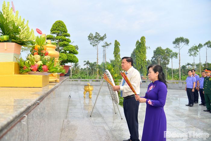 Đồng chí Châu Thị Mỹ Phương và đồng chí Phạm Thành Ngại dâng hương tại Đài tưởng niệm Nghĩa trang Liệt sĩ Tiền Giang.