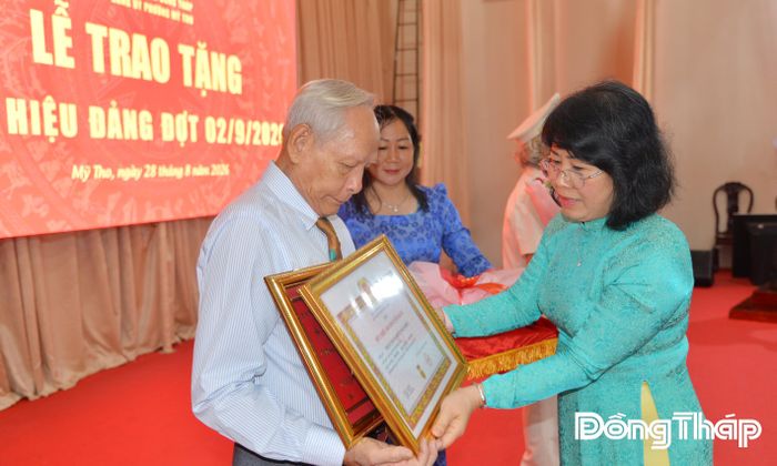 Đồng chí Phạm Thị Mai Tiên trao Huy hiệu Đảng cho đảng viên 60 năm tuổi Đảng.