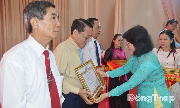 Đồng chí Phạm Thị Mai Tiên trao Huy hiệu Đảng cho các đảng viên.