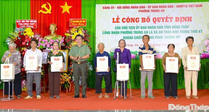Thiếu tướng Lâm Phước Nguyên trao quà tặng các hộ gia đình chính sách.