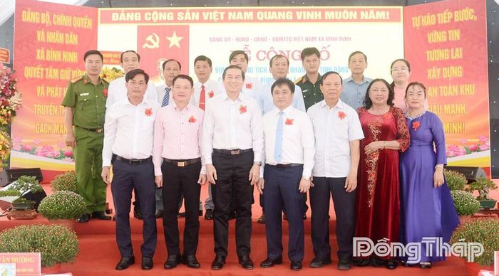 Đại biểu chụp ảnh lưu niệm tại buổi lễ.