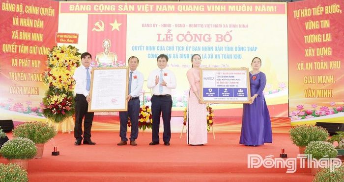 Đồng chí Trần Văn Dũng trao Quyết định công nhận xã An toàn khu và trao biểu trưng bảo hiểm y tế toàn dân cho xã Bình Ninh.