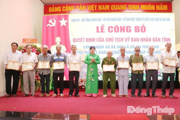Đồng chí Trương Huyền Trang, Phó Bí thư Đảng ủy, Chủ tịch UBND xã Ba Sao, trao Giấy khen cho các tập thể, cá nhân có thành tích xuất sắc trong quá trình xây dựng Ba Sao là xã An toàn khu.