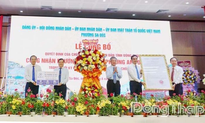 Đồng chí Ngô Chí Cường (thứ ba từ phải sang) trao Quyết định của Chủ tịch UBND tỉnh công nhận Sa Đéc là phường An toàn khu.