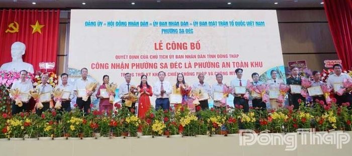 Lãnh đạo UBND phường Sa Đéc trao Giấy khen và tặng hoa cho các cá nhân có thành tích tiêu biểu trong công tác xây dựng hồ sơ khoa học công nhận Sa Đéc là phường An toàn khu.