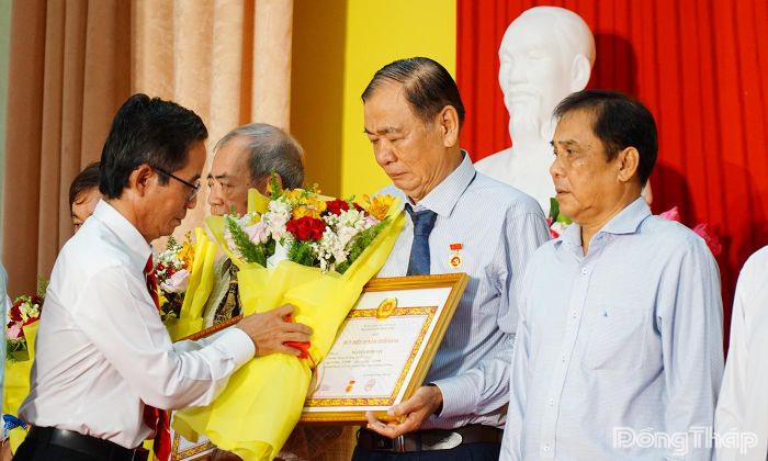Các đảng viên nhận Huy hiệu 55 năm, 50 năm, 45 năm, 35 năm và 30 năm tuổi Đảng được trao Huy hiệu và hoa tại buổi lễ.