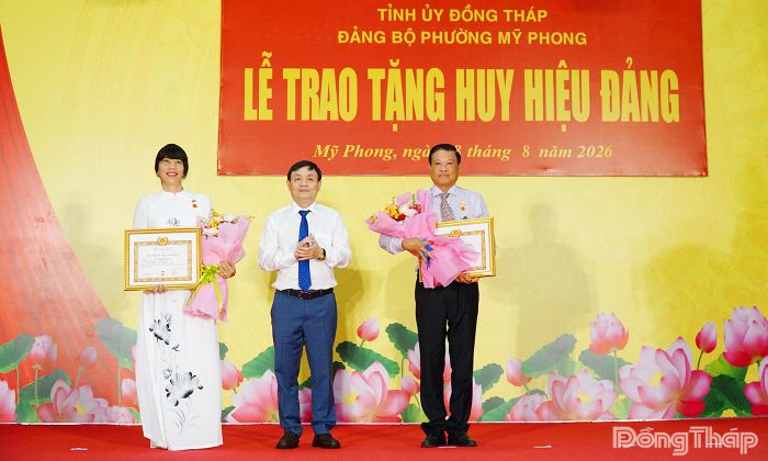 Đồng chí Phan Văn Thắng trao Huy hiệu 30 năm, 35 năm tuổi Đảng cho các đảng viên.