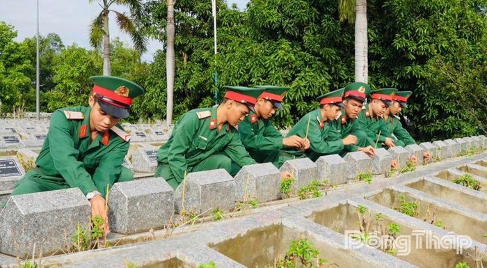Cán bộ, chiến sĩ thắp hương từng phần mộ các Anh hùng liệt sĩ.