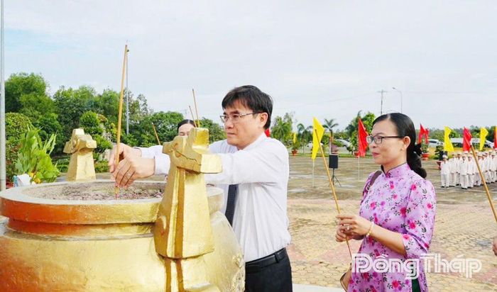 Đồng chí Nguyễn Văn Mười, Phó Bí thư Tỉnh ủy, Trưởng Ban Tổ chức Tỉnh ủy, dâng hương tại Lễ viếng.