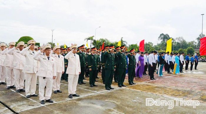 Phút mặc niệm tại Lễ viếng các Anh hùng liệt sĩ tại Nghĩa trang Liệt sĩ Tam Nông.