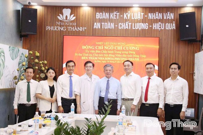 Đồng chí Ngô Chí Cường cùng Đoàn công tác đến thăm, tìm hiểu mô hình hoạt động của Công ty TNHH MTV Nha khoa Phương Thành. Ảnh: NGỌC DUY