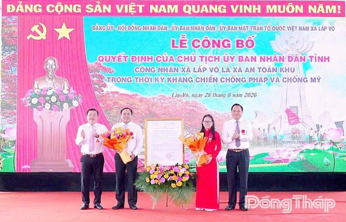 Đại diện lãnh đạo Tỉnh ủy, UBND tỉnh Đồng Tháp trao Quyết định của Chủ tịch UBND tỉnh công nhận xã An toàn khu cho lãnh đạo Đảng ủy, UBND xã Lấp Vò.