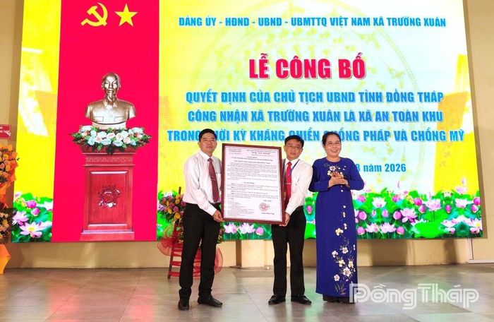 Đồng chí Nguyễn Thị Lan trao Quyết định của Chủ tịch UBND tỉnh Đồng Tháp công nhận Trường Xuân là xã An toàn khu cho lãnh đạo Đảng ủy, UBND xã Trường Xuân.