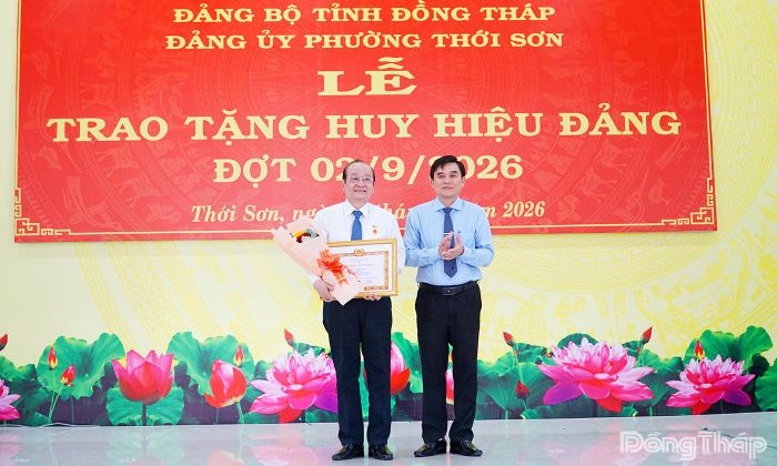 Đồng chí Nguyễn Văn Mười trao Huy hiệu 35 năm tuổi Đảng cho đồng chí Trần Thanh Đức (nguyên Tỉnh ủy viên, nguyên Phó Chủ tịch UBND tỉnh).