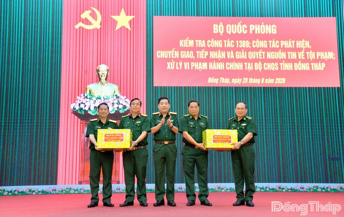 Quân ủy Trung ương - Bộ Quốc phòng tặng quà cho Bộ Chỉ huy Quân sự tỉnh và Ban Chỉ huy Bộ đội Biên phòng tỉnh Đồng Tháp.