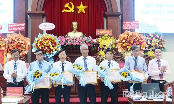 Trao Bằng khen của UBND tỉnh cho các tập thể, cá nhân có thành tích trong công tác Hội.
