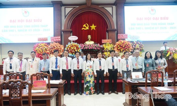 Ban Chấp hành Hội Nhà báo tỉnh Đồng Tháp khóa I ra mắt tại Đại hội.