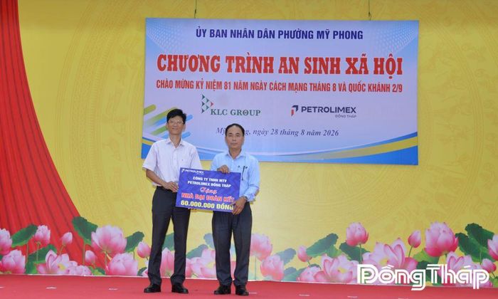 Đại diện Công ty TNHH MTV Petrolimex Đồng Tháp trao tặng căn nhà Đại đoàn kết trị giá 60 triệu đồng cho phường Mỹ Phong.
