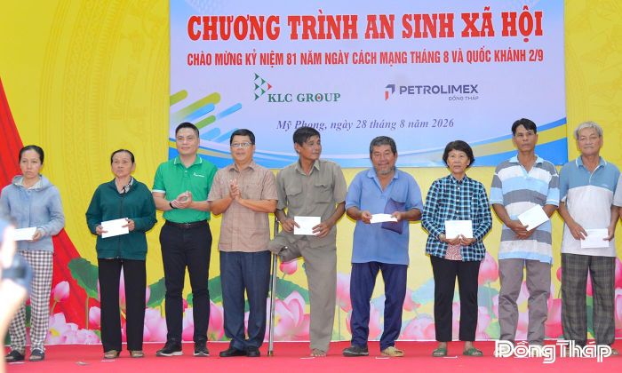 Đồng chí Trần Thanh Nguyên và đại diện Tập đoàn KLC Group tặng quà các hộ gia đình có hoàn cảnh khó khăn trên địa bàn phường. 