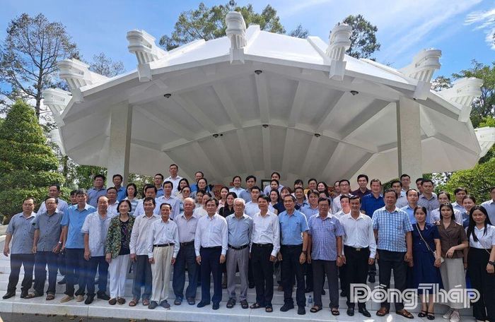 Các đại biểu chụp ảnh lưu niệm tại Di tích Quốc gia đặc biệt mộ Cụ Phó bảng Nguyễn Sinh Sắc.