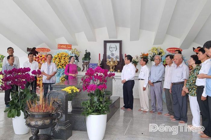 Đồng chí Trần Văn Dũng cùng các đại biểu tham dự hoạt động về nguồn tại Di tích Quốc gia đặc biệt mộ Cụ Phó bảng Nguyễn Sinh Sắc.