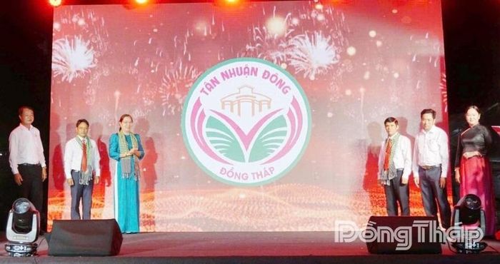 Xã Tân Nhuận Đông chính thức ra mắt biểu trưng nhận diện (logo) mới tại buổi lễ.
