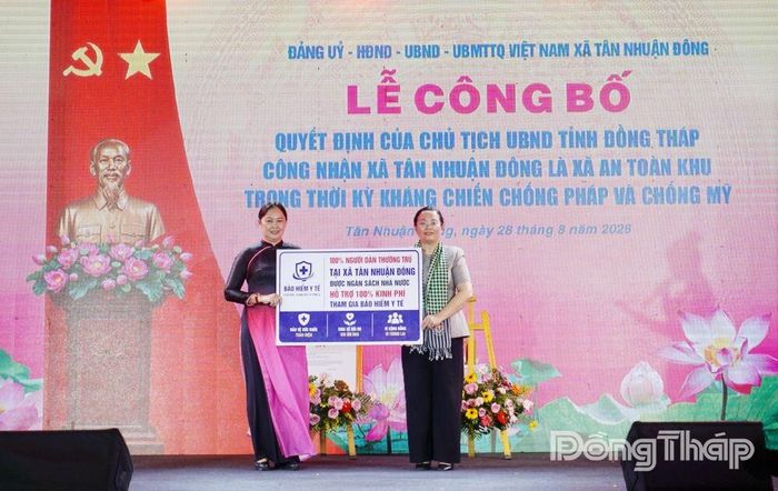 Trao biểu trưng hỗ trợ thực hiện Chương trình bảo hiểm y tế toàn dân cho địa phương.