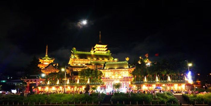  Chùa Minh Thành (phường Hội Phú) lung linh ánh đèn trong đêm Rằm tháng 7. Ảnh: Hoàng Hoài 