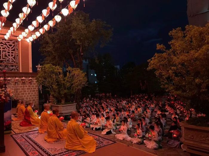  Trong ánh nến lung linh, đông đảo phật tử chùa Long Khánh (phường Quy Nhơn) thành kính tưởng nhớ và tri ân công ơn sinh thành, dưỡng dục của cha mẹ. Ảnh: Dương Linh 