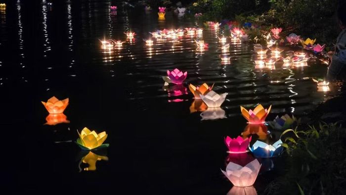  Tại Công viên Diên Hồng (phường Hội Phú), đông đảo phật tử cùng thả hoa đăng. Những ánh đèn lung linh trên mặt nước tạo nên không gian lắng đọng trong đêm Vu Lan. Ảnh: Hoàng Hoài 