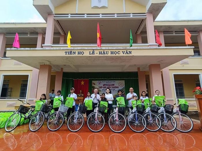 Ban Tổ chức trao tặng 10 chiếc xe đạp cho các em học sinh Trường Tiểu học và THCS Cù Chính Lan. Ảnh: Mạnh Hà