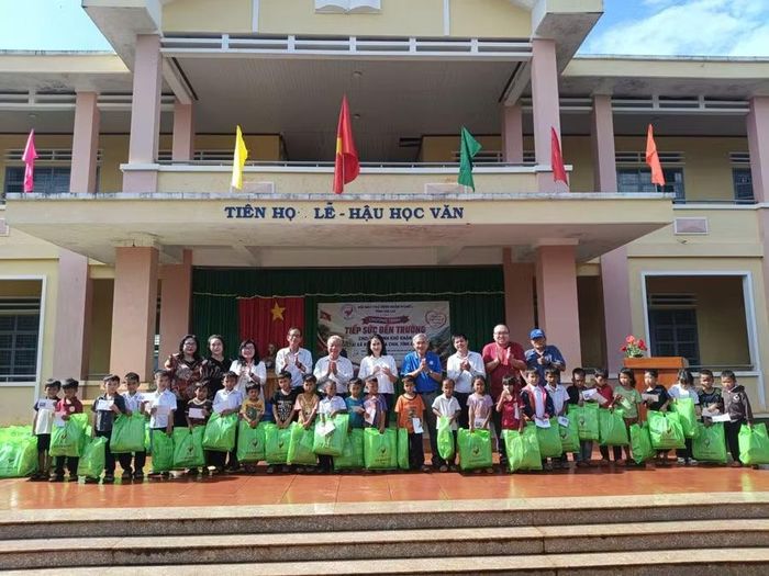 Ban Tổ chức trao tặng các phần quà cho học sinh. Ảnh: Mạnh Hà