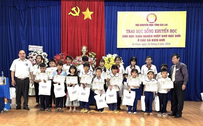  Các em học sinh xã Ia Dom nhận quà khuyến học. Ảnh: Đức Thành 