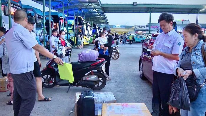  Hành khách làm thủ tục lên xe tại Bến xe Đức Long Gia Lai. Ảnh: M.P 