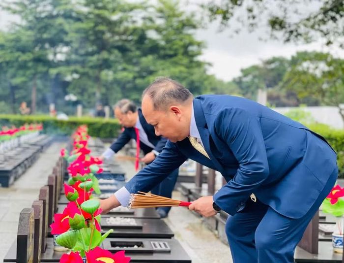  Các đồng chí lãnh đạo tỉnh dâng hương tại phần mộ liệt sĩ. Ảnh: P.D 