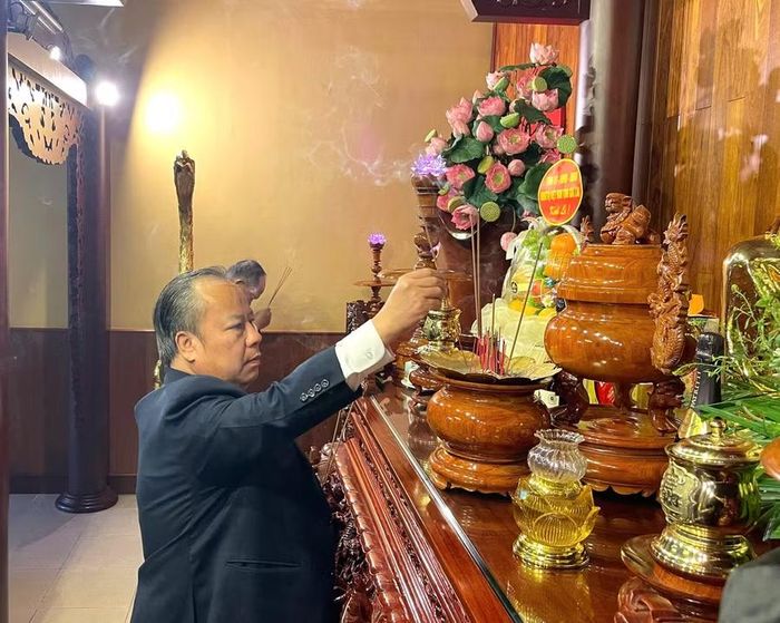  Đồng chí Châu Ngọc Tuấn dâng hương tại nơi thờ Bác trong khuôn viên Quảng trường Đại Đoàn Kết. Ảnh: P.D 