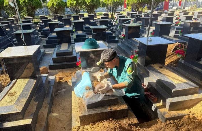 Lực lượng làm nhiệm vụ lấy mẫu tại Nghĩa trang Liệt sĩ Bồng Sơn. Ảnh: Văn Thắng