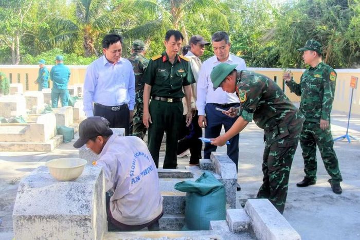 Lãnh đạo Phường Quy Nhơn Đông thăm, động viên các lực lượng thực hiện nhiệm vụ Chiến dịch 500 ngày đêm tại Nghĩa trang Liệt sĩ Nhơn Hội. Ảnh: Phạm Hà