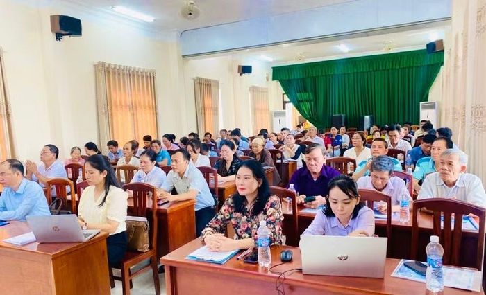  Đội ngũ cán bộ làm công tác giảm nghèo trên địa bàn xã Tuy Phước tham gia lớp tập huấn. Ảnh: T.D 