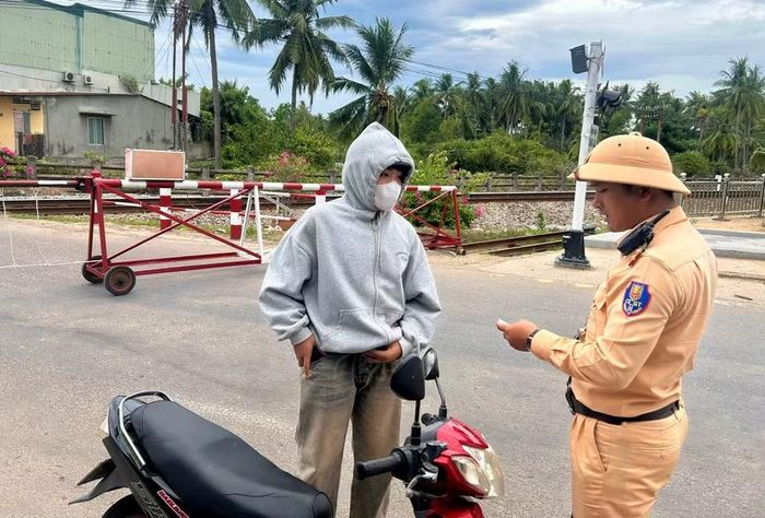 CSGT sẽ kiểm soát tất cả các loại phương tiện lưu thông trên đường, nhằm kịp thời phát hiện, xử lý ngay các vi phạm. Ảnh: N.L
