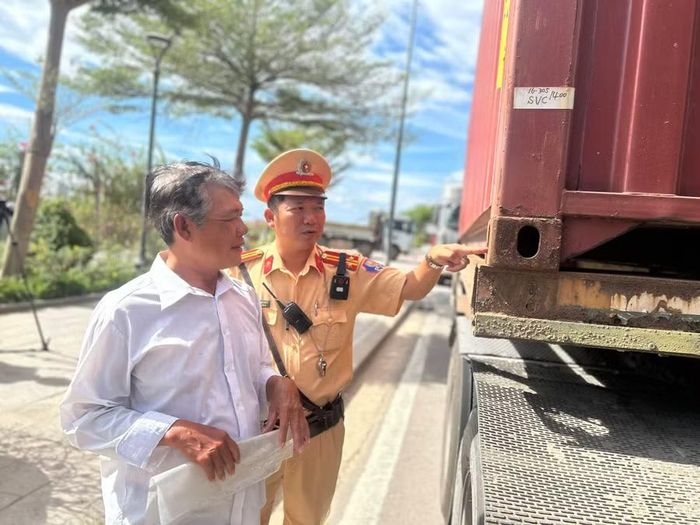 Ngay sau lễ ra quân, các tổ công tác của Phòng CSGT, Công an tỉnh Gia Lai đều có mặt tại các tuyến địa bàn để xử lý giao thông. Trong ảnh CSGT kiểm soát xe kinh doanh vận tải trên tuyến QL19. Ảnh: N.L
